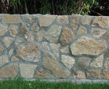 Mauer aus Feldsteinen